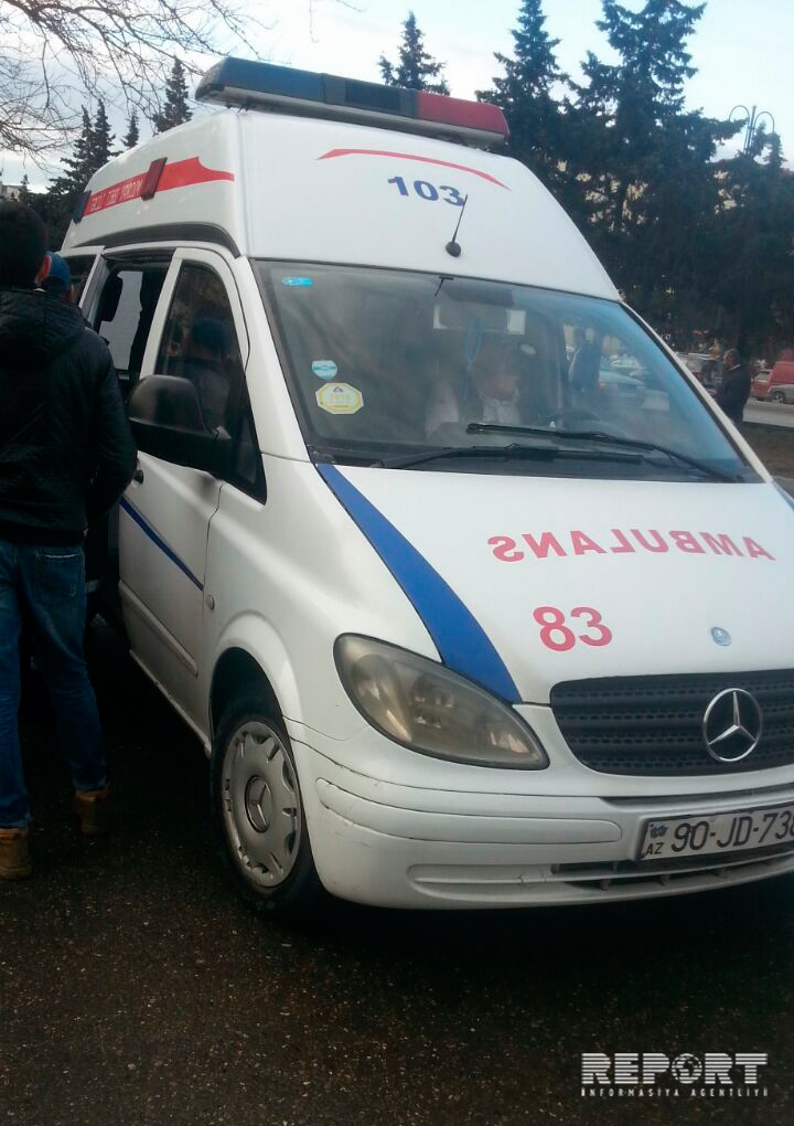 В Баку бетономешалка столкнулась с автобусом, есть пострадавшие
