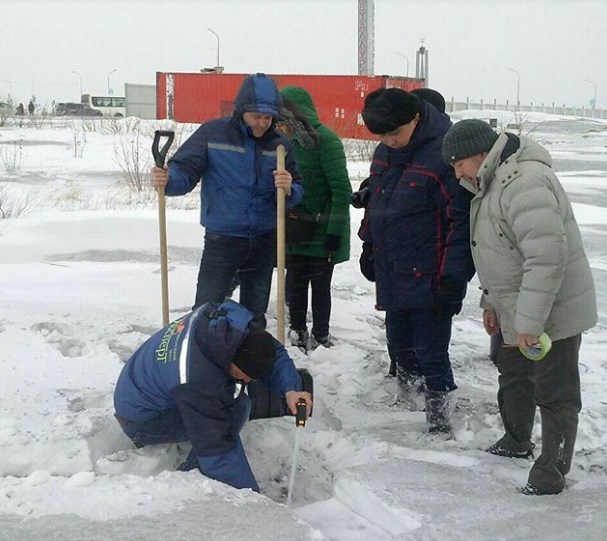 Жителей казахстанского города напугал черный снег