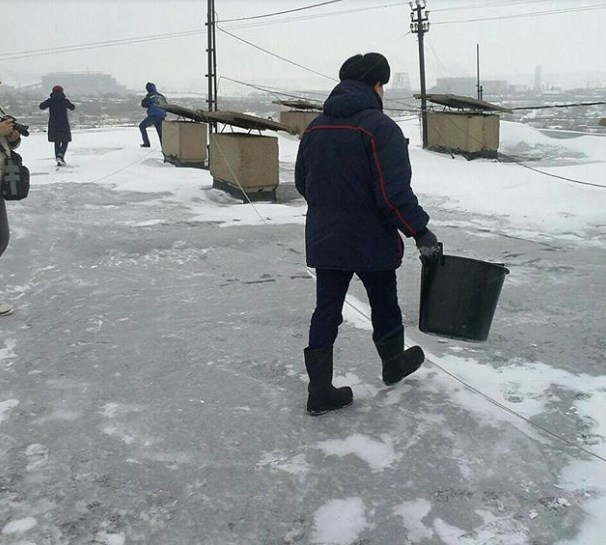 Жителей казахстанского города напугал черный снег