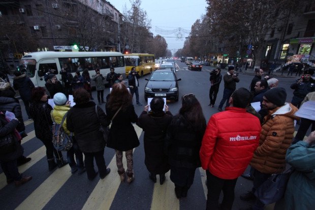 У офиса омбудсмена Армении прошла акция протеста