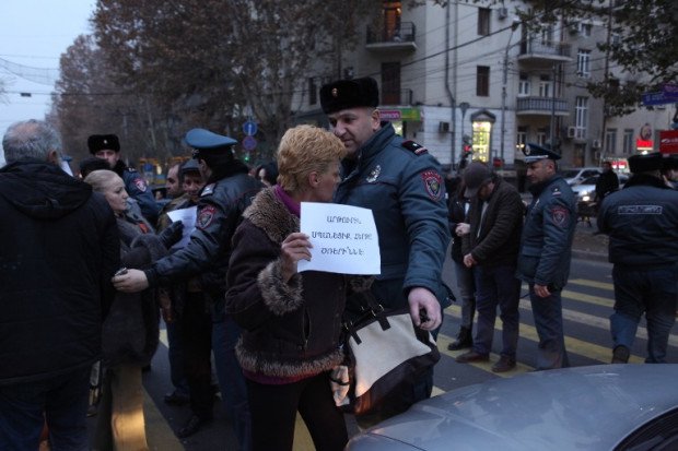 У офиса омбудсмена Армении прошла акция протеста