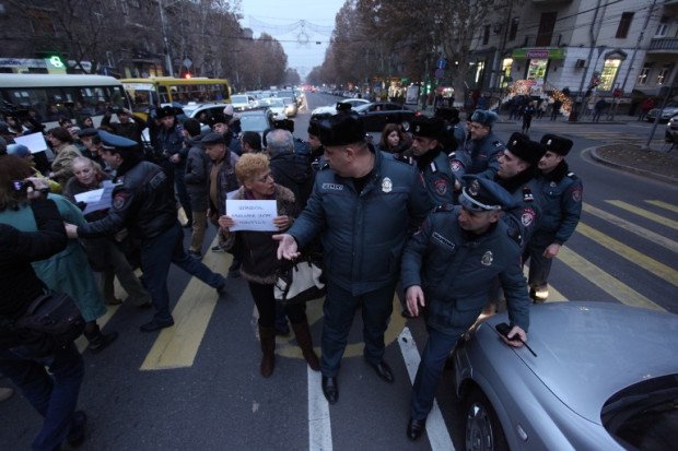 У офиса омбудсмена Армении прошла акция протеста