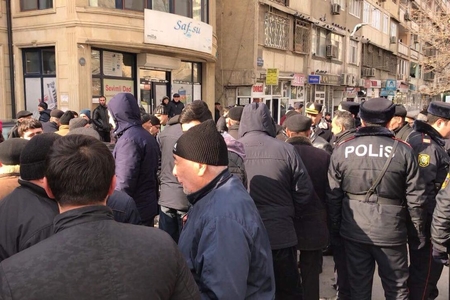 Акция протеста жителей в Ясамале: граждане перекрыли дорогу