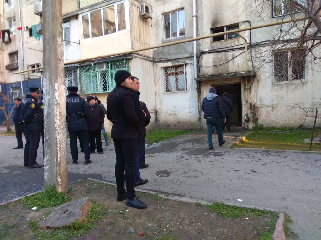 Пожар в жилом здании в Баку потушен