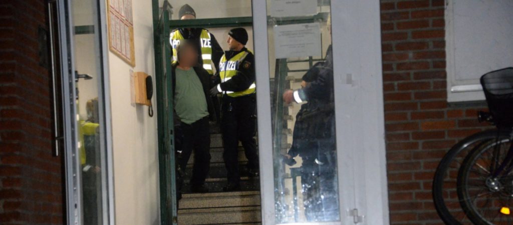 Азербайджанская семья взяла немецкого полицейского в заложники