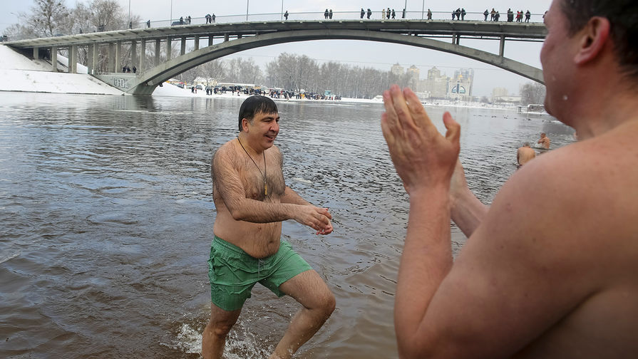 Саакашвили на Крещение окунулся в ледяную воду Днепра