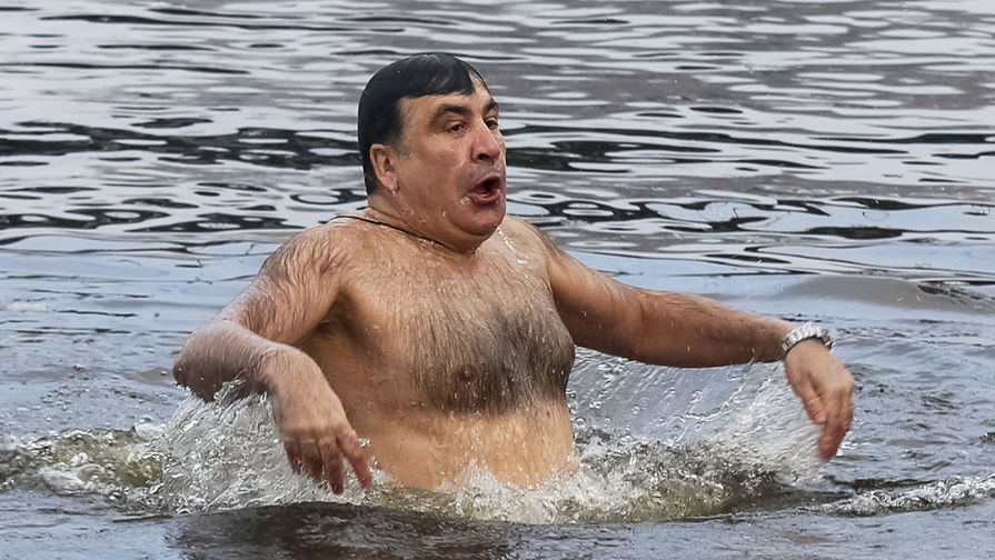 Саакашвили на Крещение окунулся в ледяную воду Днепра