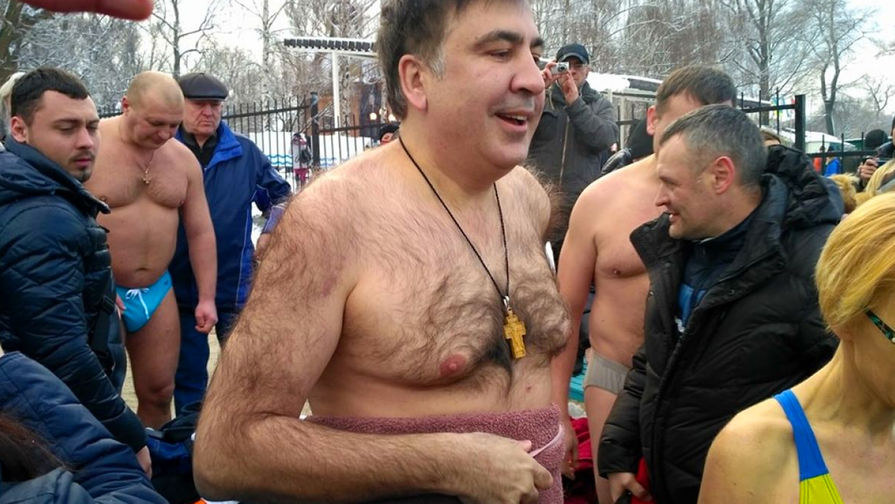 Саакашвили на Крещение окунулся в ледяную воду Днепра