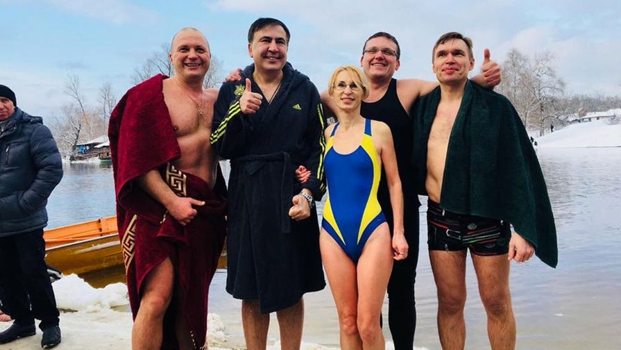 Саакашвили на Крещение окунулся в ледяную воду Днепра