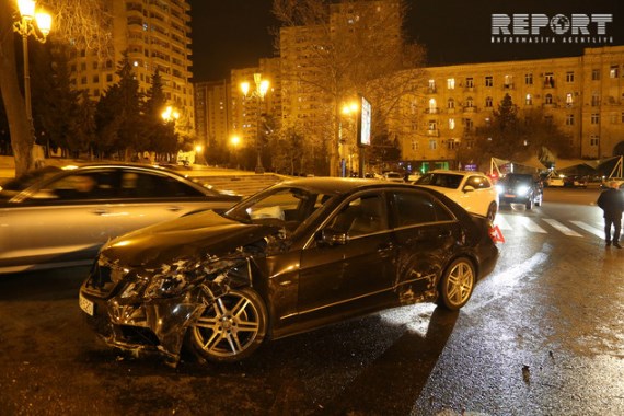 Виновник ДТП в Баку сбежал с места происшествия