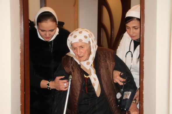Кадыров подарил дом перевезенной из Азербайджана 104-летней женщине