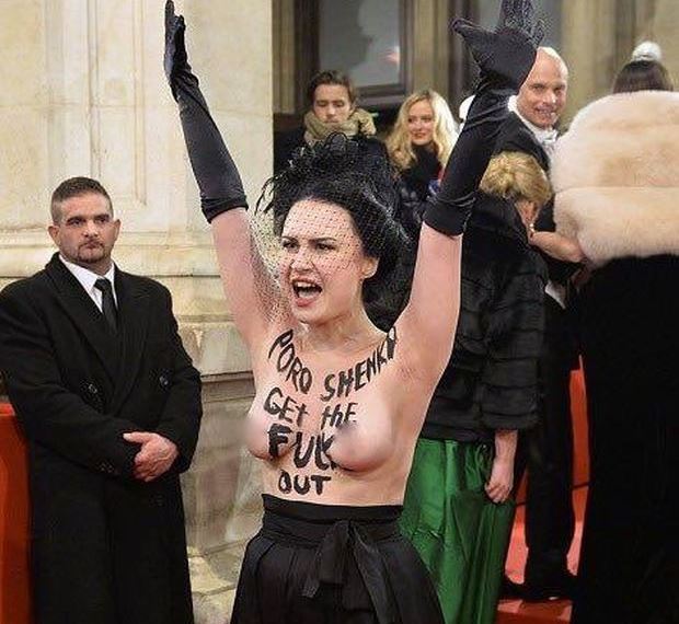 Активистка Femen устроила акцию в ходе визита Порошенко в Вену