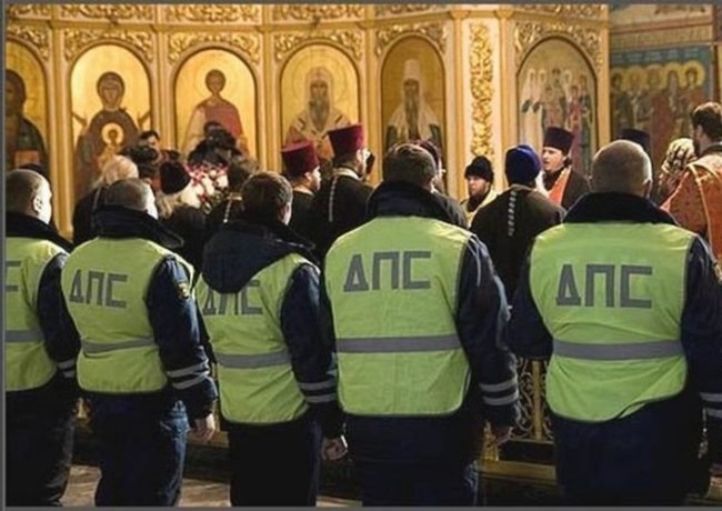 Полицейских в России обязали ходить с семьями к священникам