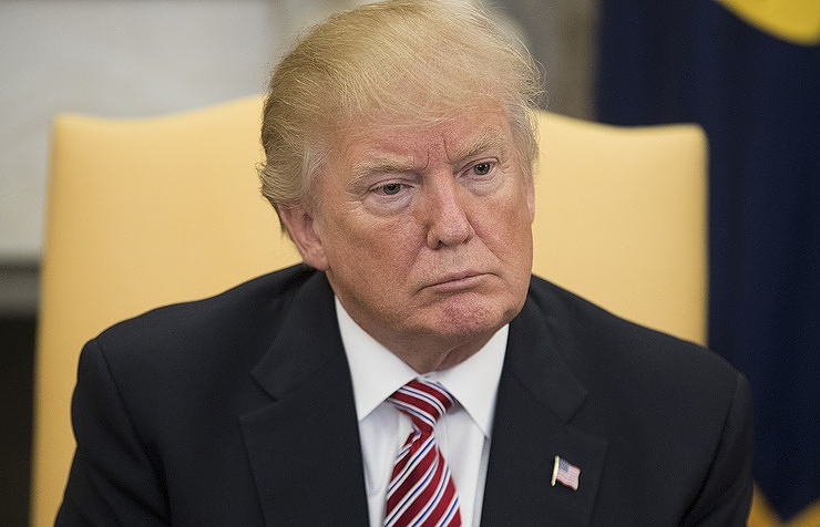 Трамп заявил, что не целовал секретаршу