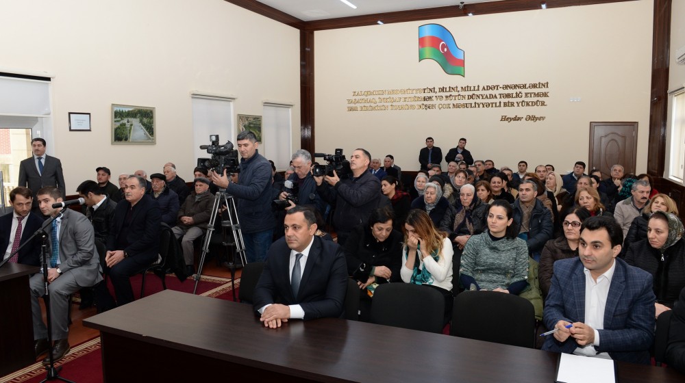 Шеффер пообщался на Абшероне с вынужденными переселенцами