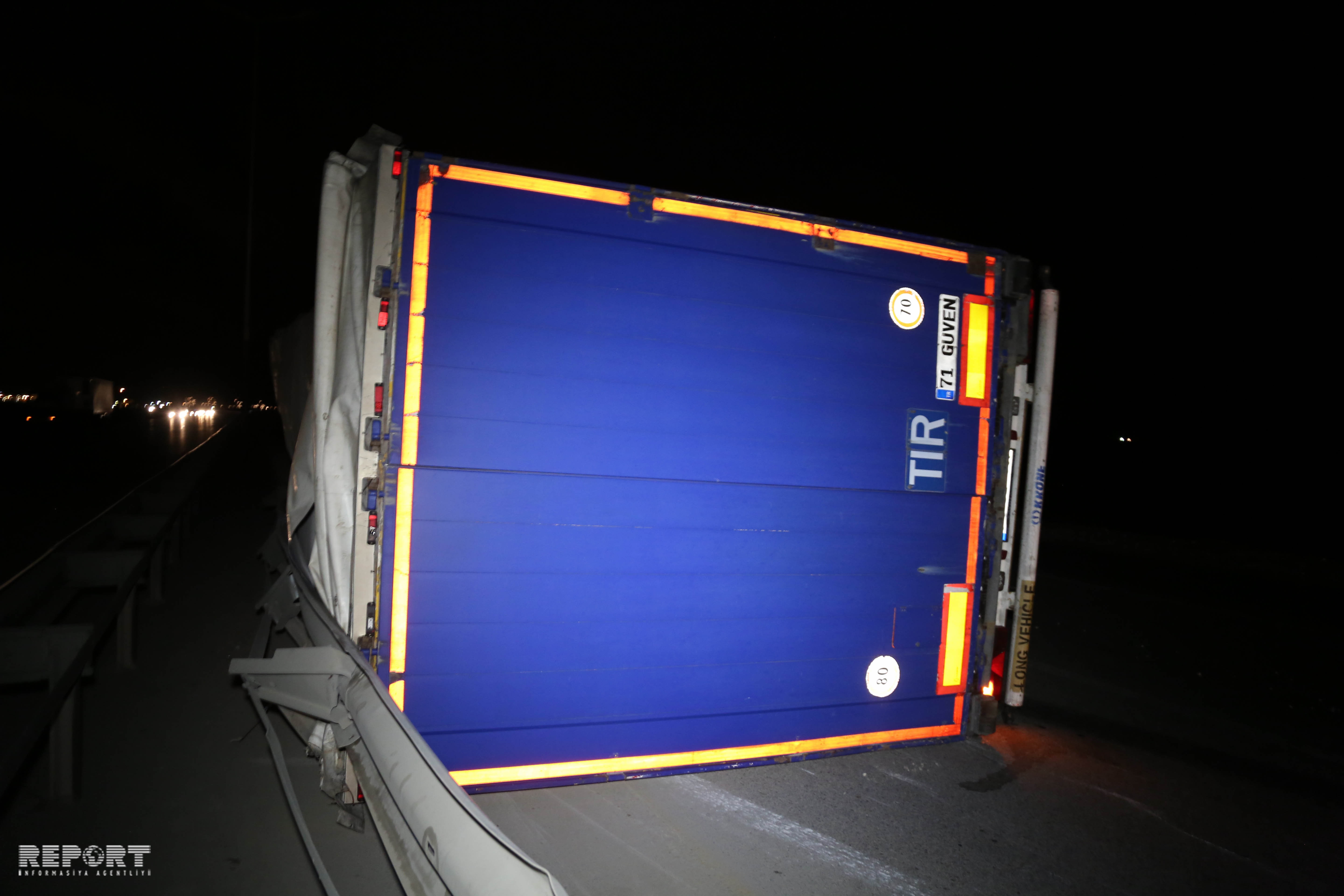 Сильный ветер опрокинул три грузовика в Баку