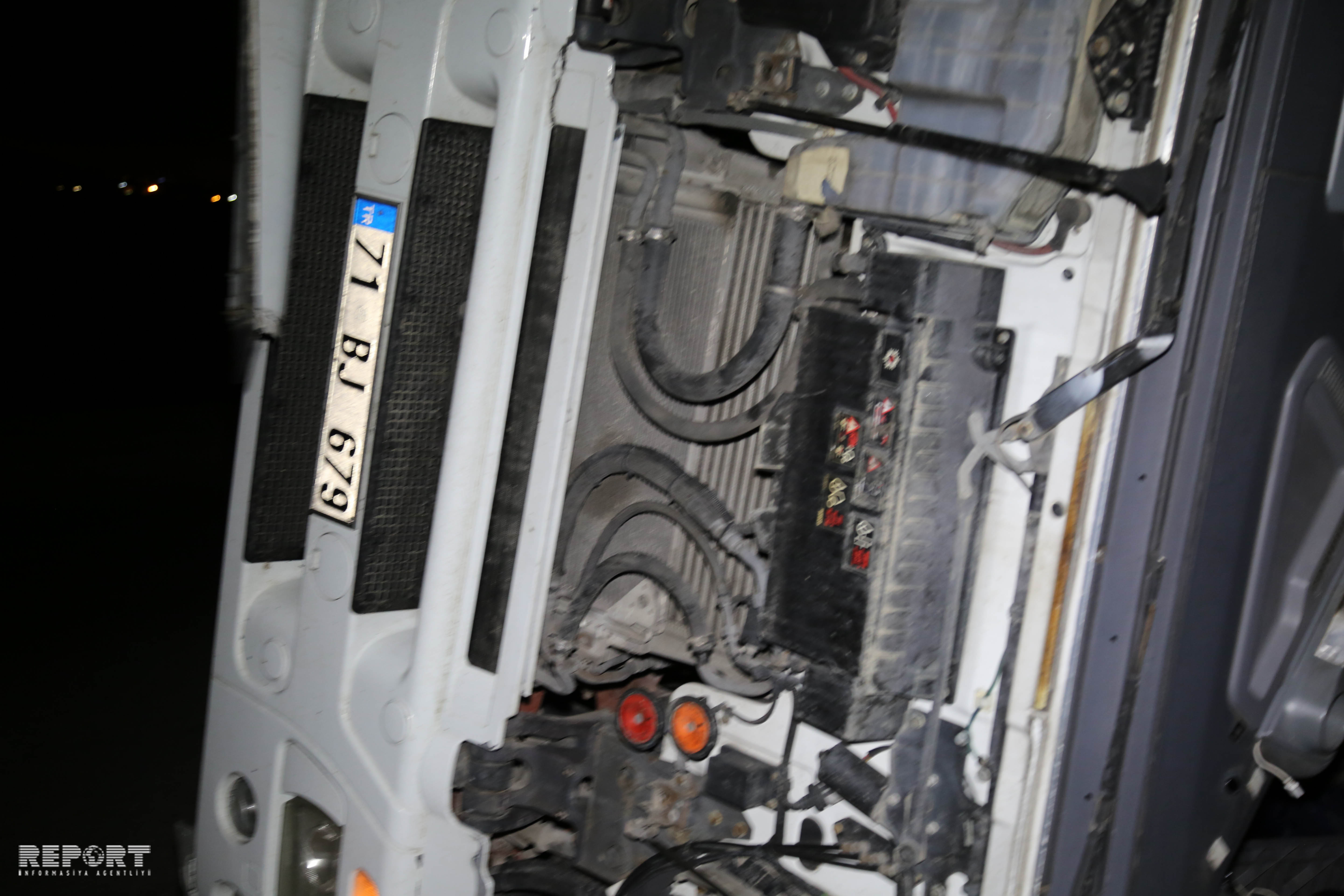 Сильный ветер опрокинул три грузовика в Баку