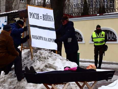 В Киеве сожгли чучело Путина, в Харькове принесли его в гробу