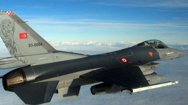В Турции разбился военный самолет, погиб пилот