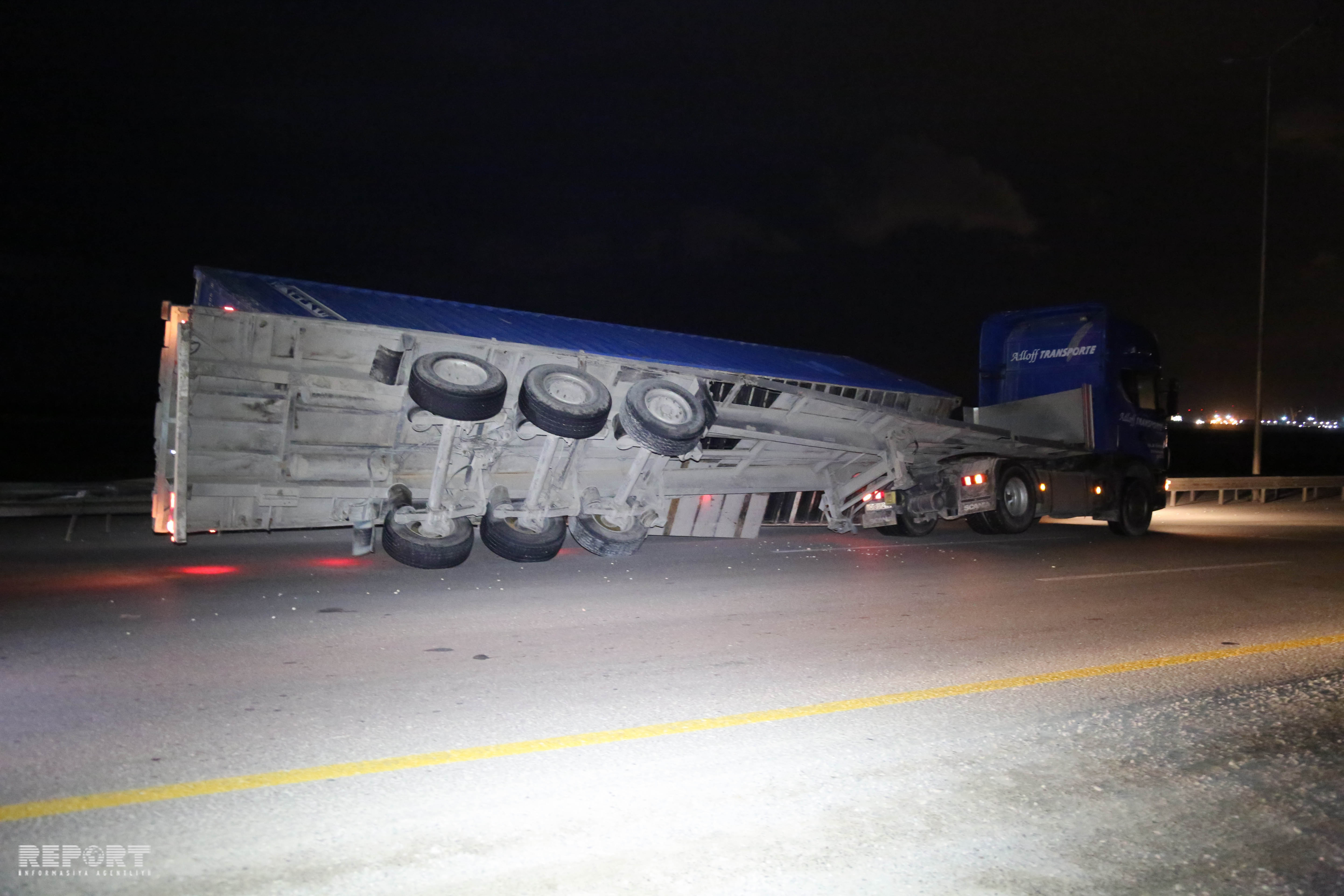 Сильный ветер опрокинул три грузовика в Баку 1 Сильный ветер опрокинул три грузовика в Баку