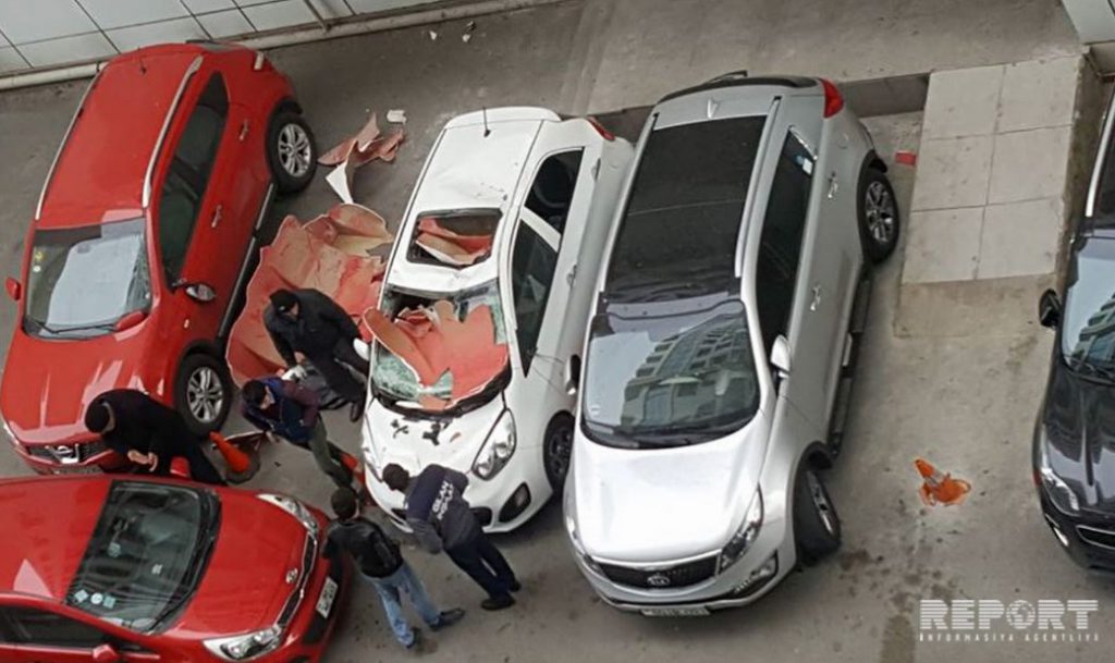 В Баку под ударом ветра водяной бак рухнул на автомобиль