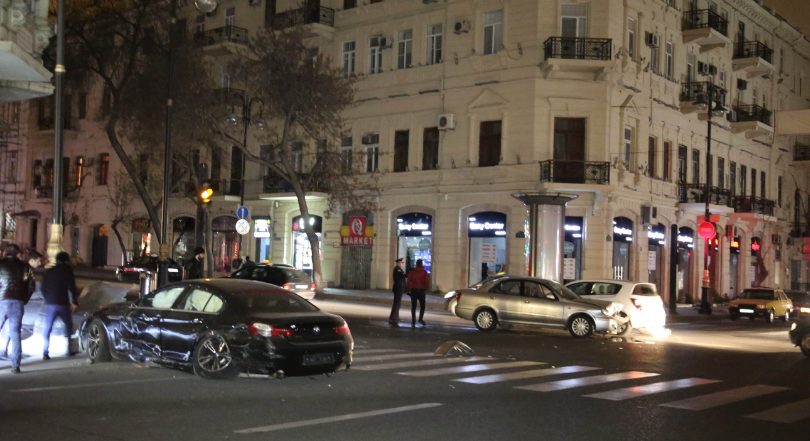 Сын азербайджанского чиновника совершил ДТП в центре Баку: есть тяжело раненые