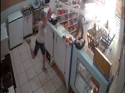 В Бразилии уборщица отбилась от грабителя ведром воды