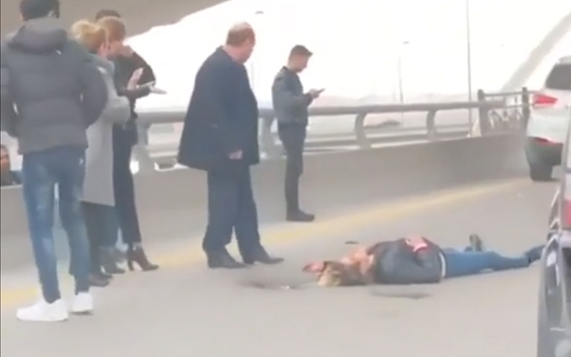Около метро "Короглу" девушка совершила суицид, бросившись с моста