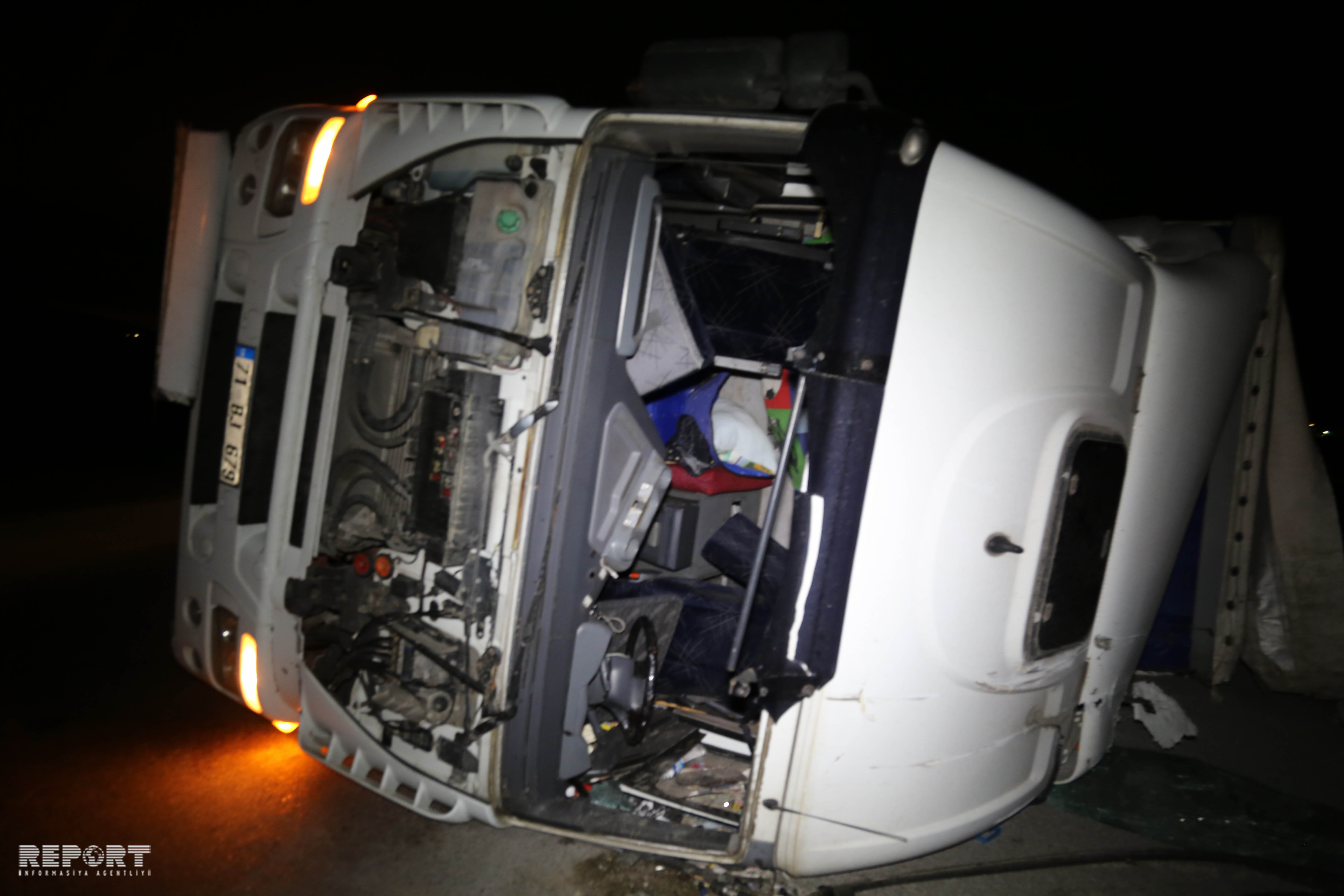 Сильный ветер опрокинул три грузовика в Баку