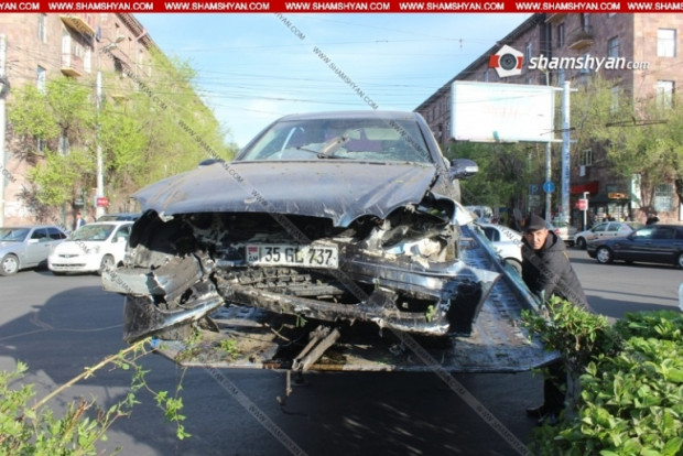 В Ереване женщина на Mercedes врезалась в памятник Гарегину Нжде