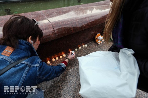 На Бакинском бульваре запустили шары в память жертв трагедии в Кемерово