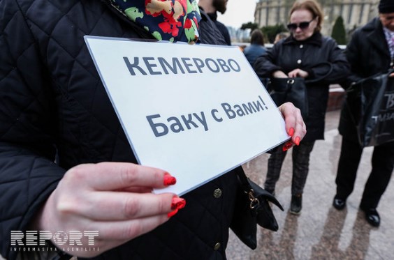 На Бакинском бульваре запустили шары в память жертв трагедии в Кемерово