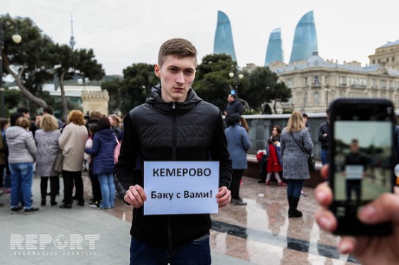 На Бакинском бульваре запустили шары в память жертв трагедии в Кемерово
