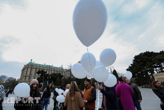 На Бакинском бульваре запустили шары в память жертв трагедии в Кемерово