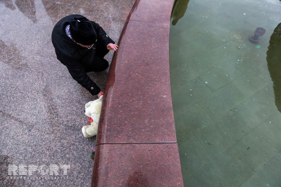 На Бакинском бульваре запустили шары в память жертв трагедии в Кемерово