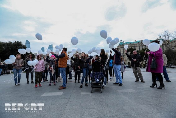На Бакинском бульваре запустили шары в память жертв трагедии в Кемерово