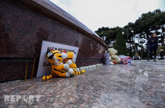 На Бакинском бульваре запустили шары в память жертв трагедии в Кемерово
