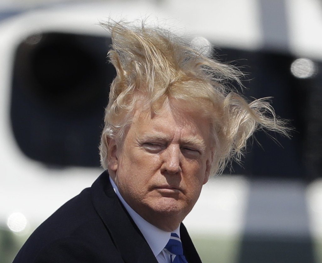 СМИ показали "улетающие" волосы Трампа