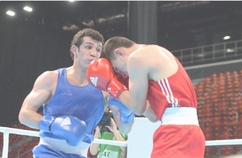 Справлявшему день рождения чемпиону Азербайджана по боксу нанесли ножевые ранения