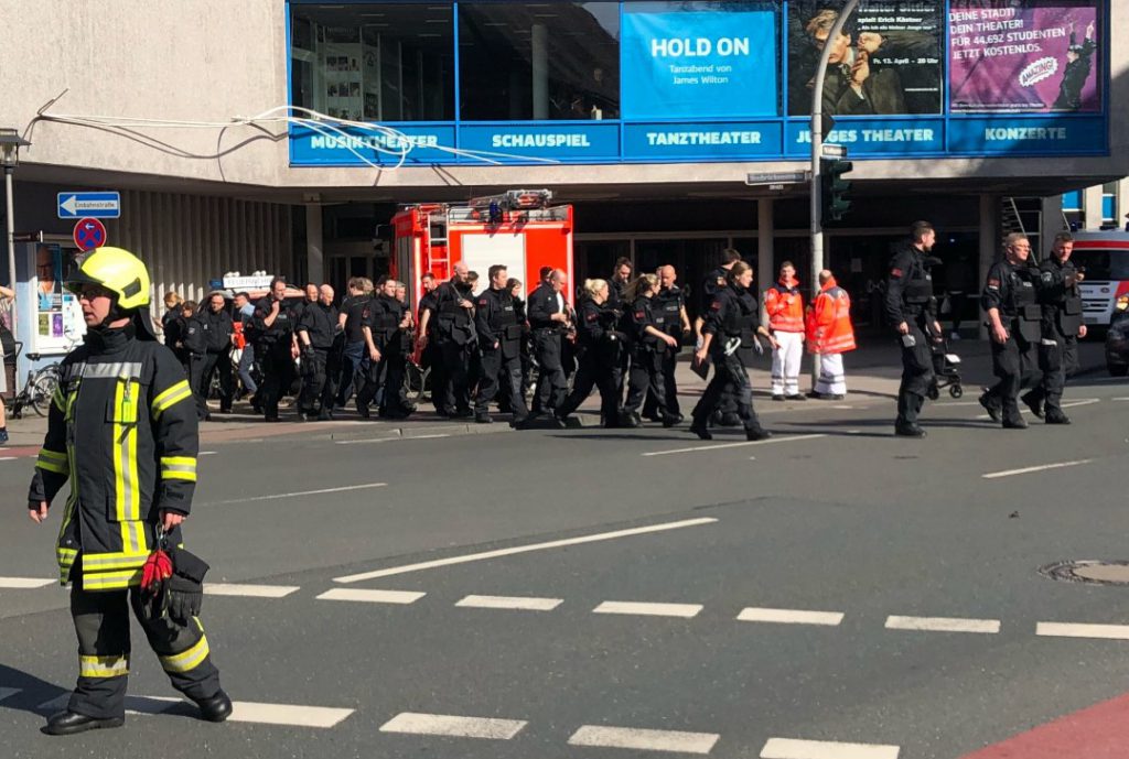 В Германии грузовик въехал в толпу людей: 3 погибших, 20 пострадавших