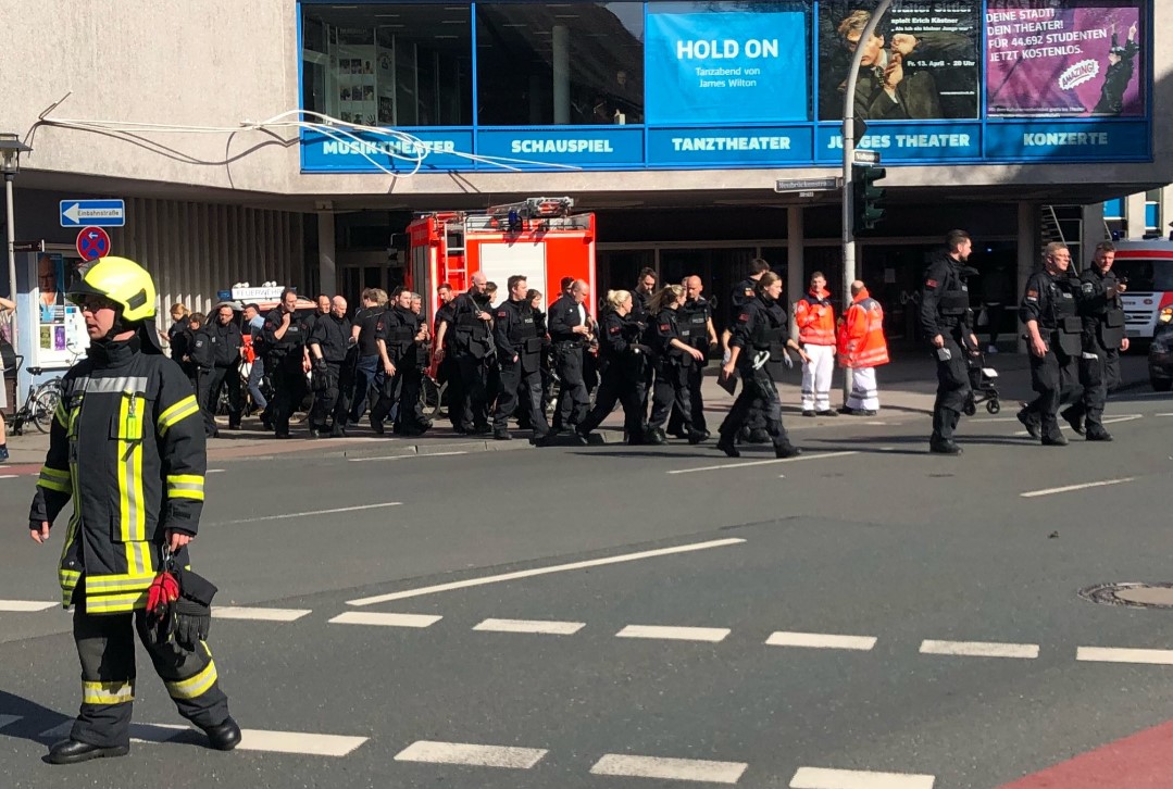В Германии грузовик въехал в толпу людей: 3 погибших, 20 пострадавших