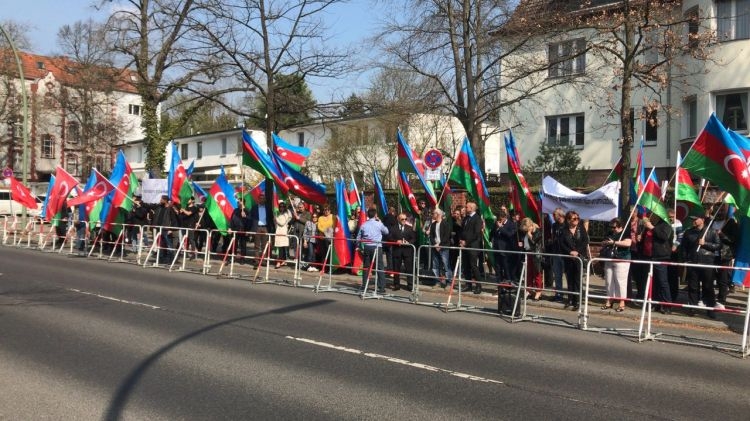 Азербайджанцы провели акцию солидарности в Берлине