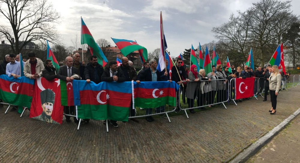 Азербайджанцы провели в Гааге акцию солидарности