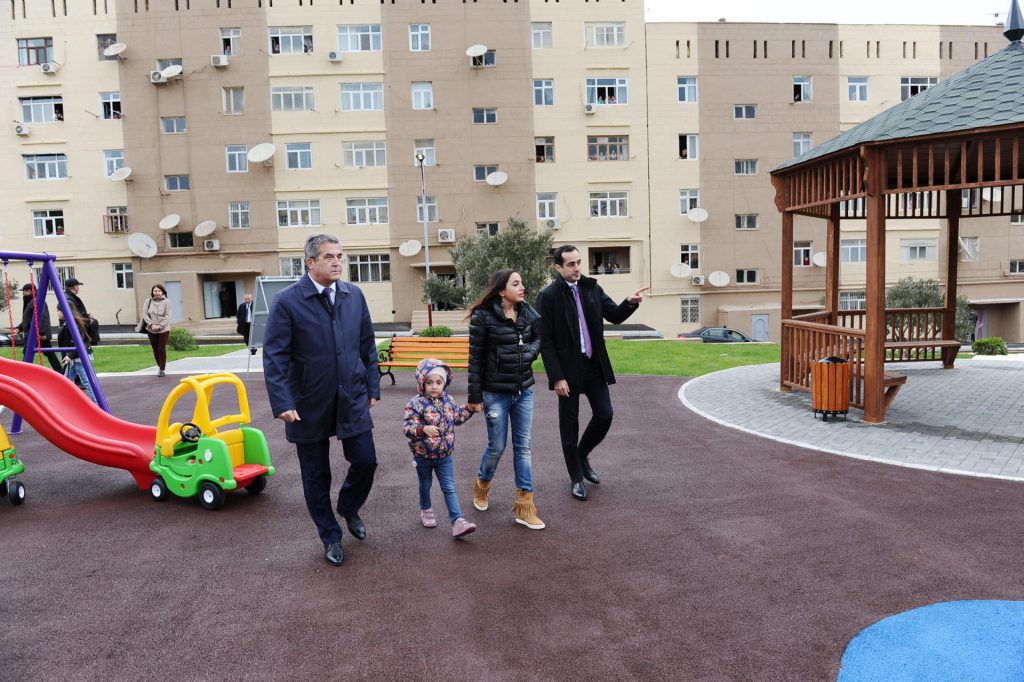 Лейла Алиева с Аминой приняли участие в церемонии сдачи благоустроенного двора