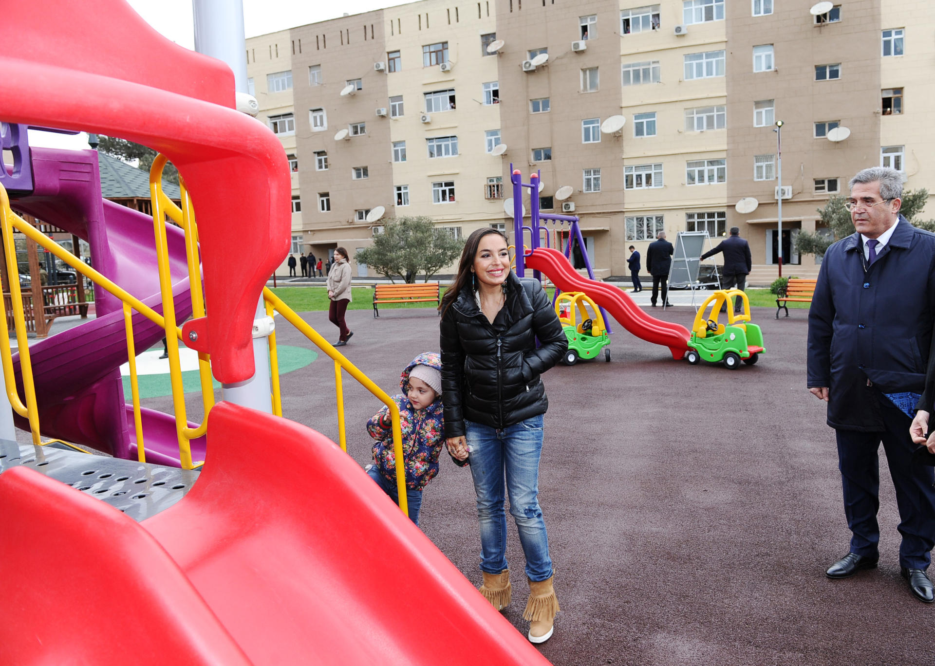 Лейла Алиева с Аминой приняли участие в церемонии сдачи благоустроенного двора