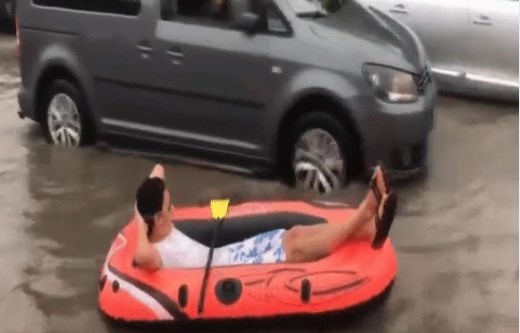 В Анкаре мужчина плавал на надувной лодке по затопленной улице