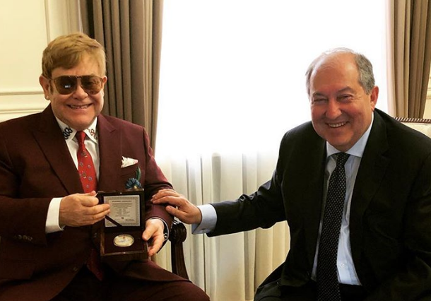 Саркисян угостил Элтона Джона клубничкой