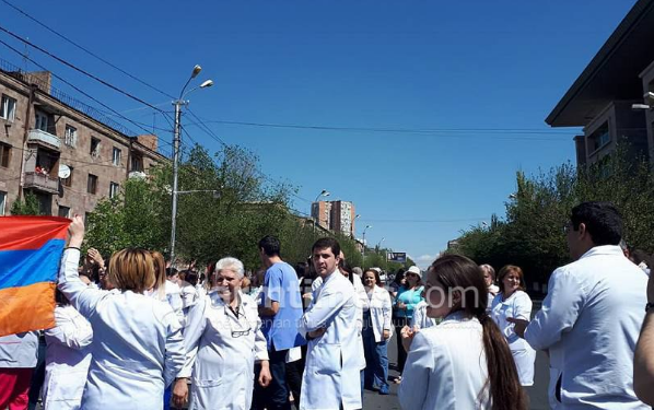 Оппозиция Армении уходит с улицы (обновлено)