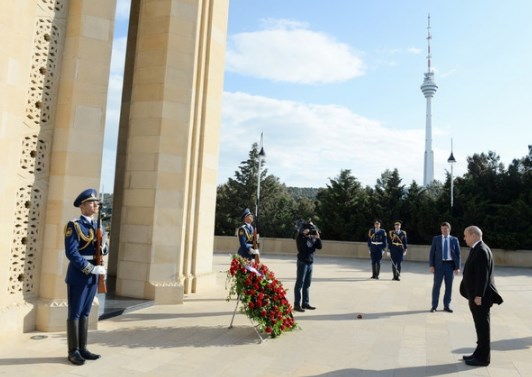 Глава МИД Франции почтил в Баку память шехидов