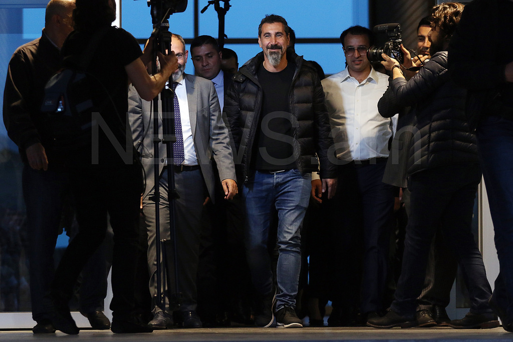 Вокалист System of a Down Танкян решил поддержать оппозицию, в Ереване проходит митинг. Хроника
